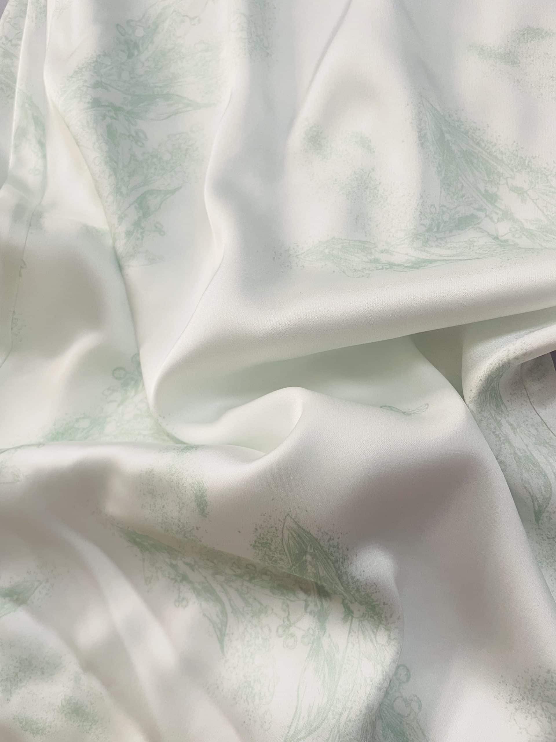 Bộ pijama nữ tay ngắn quần dài lụa Latin hoa văn pastel cận cảnh